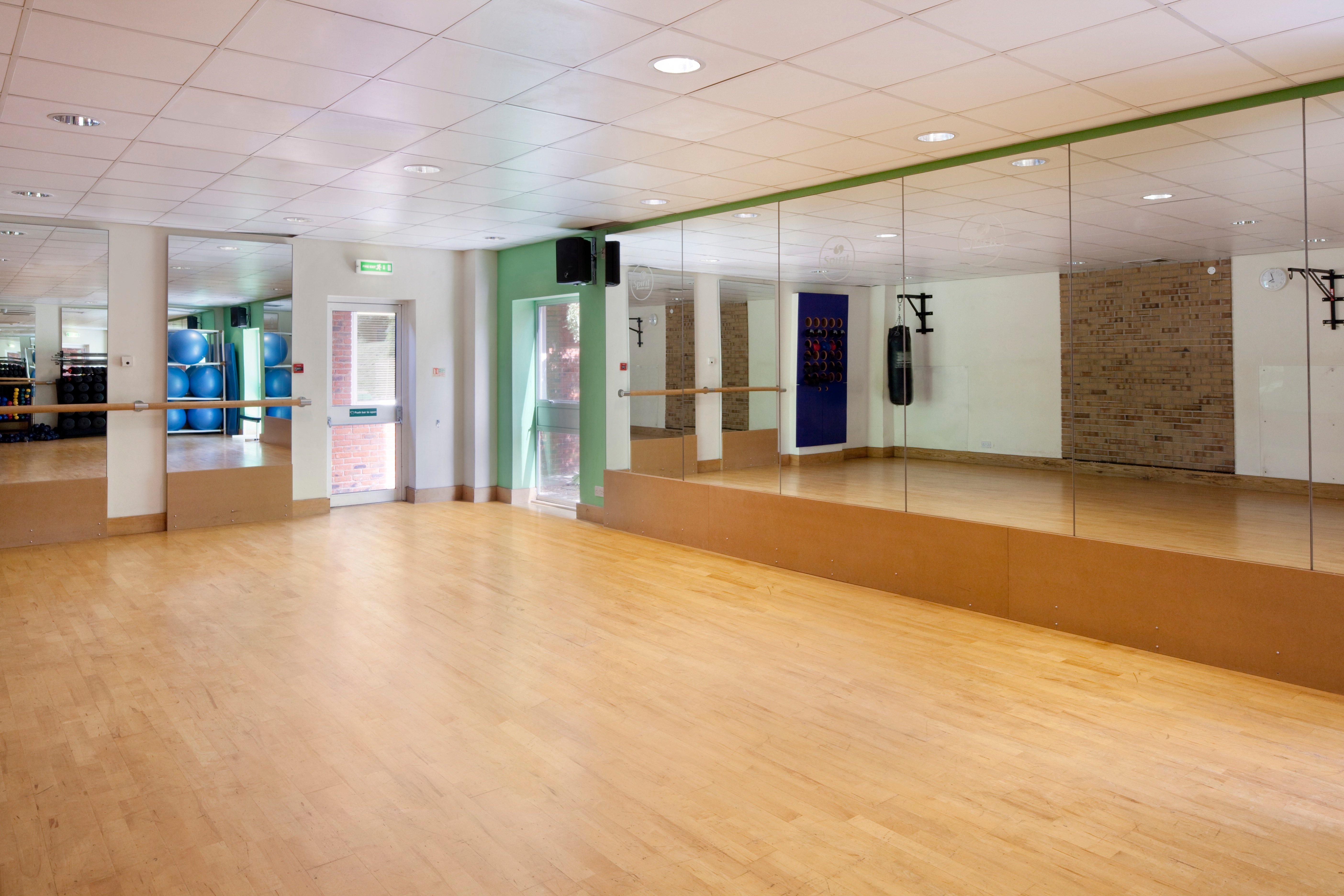 Holiday Inn Guildford By Ihg Ngoại thất bức ảnh