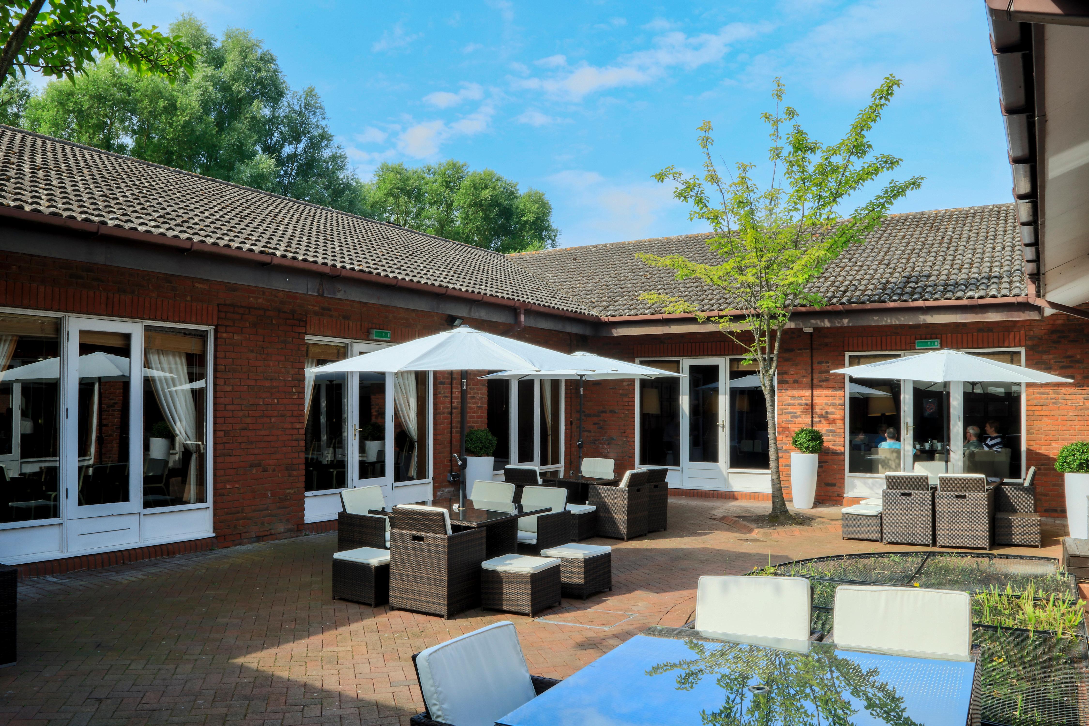 Holiday Inn Guildford By Ihg Ngoại thất bức ảnh